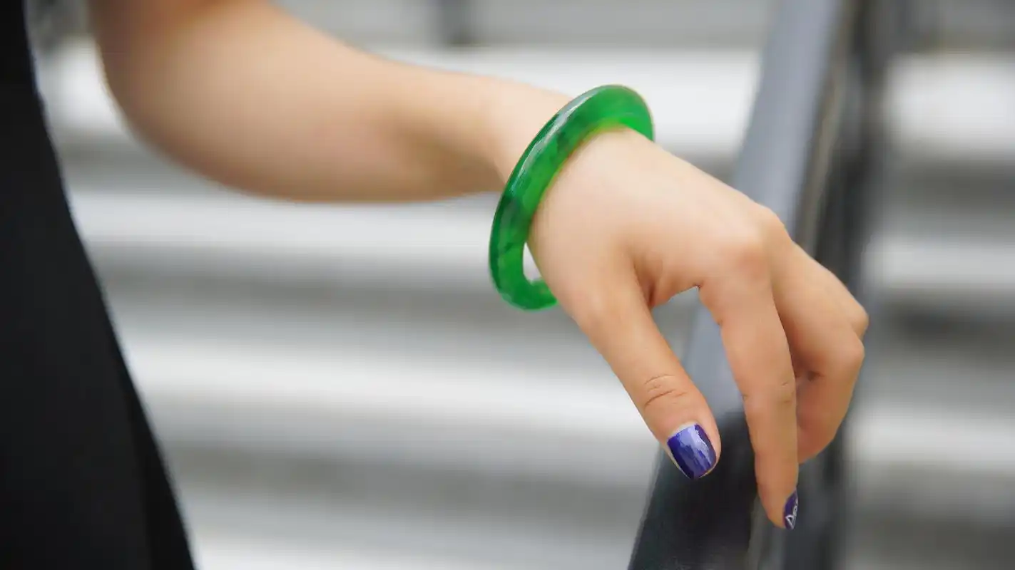 翡翠手镯最好不要戴右手,其他材质的也一样!