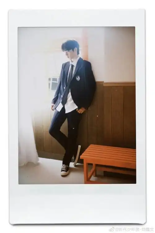 刘耀文晒拍立得##刘耀文拍立得背景好闪