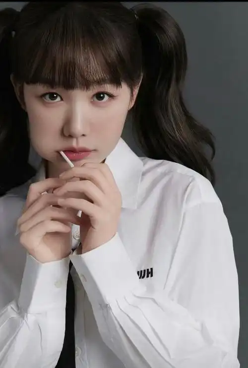 说到徐梦洁相信大家都不陌生了吧,作为女团出道,因为长相甜美,笑容