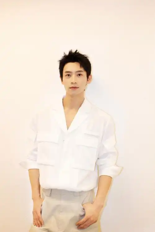 央视五四晚会##魏晨少年感纯色写真