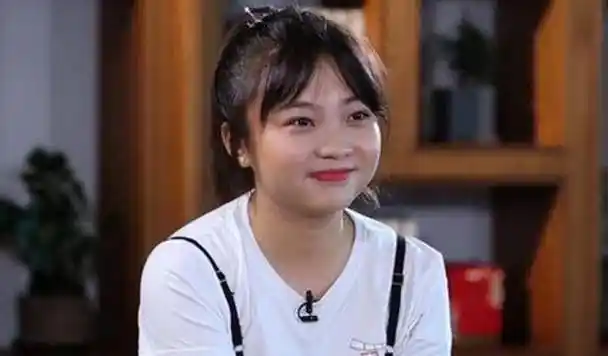 林妙可毕业照曝光,抱腿坐石头上歪头笑,脸蛋肉嘟嘟_关晓彤_小姑娘