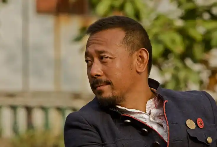 p>《让子弹飞》是由 a target="_blank" href="/item/姜文/1168186"