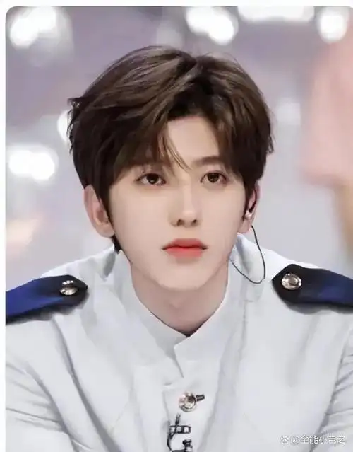 经过两年半的训练,蔡徐坤作为一名偶像,凭借着他在"基尼太美"上的火爆