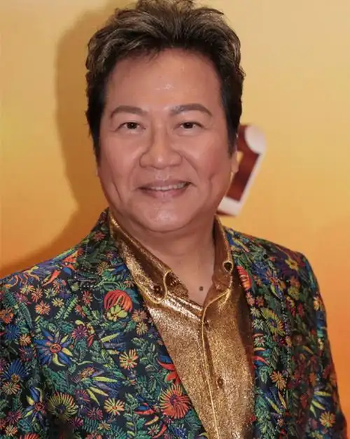 老戏骨卢海鹏迎81岁生日,须发皆白变化大,众星齐聚豪宅太热闹_腾讯