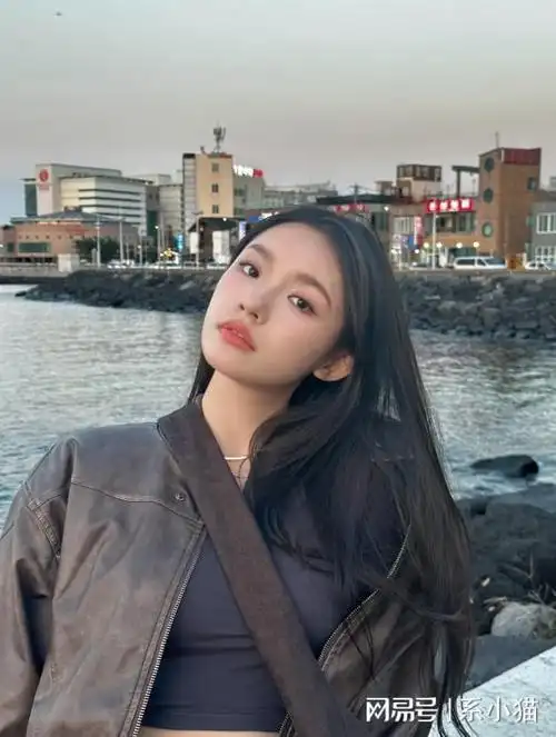 太美了林允在海边看日落凹造型鬼马可爱超活泼