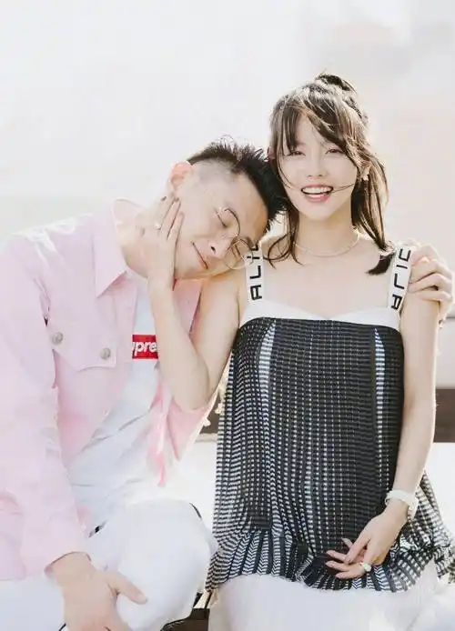 很少见恋爱或者夫妻生活中,男方又宠妻又会撒娇的,所以张嘉倪的爱情