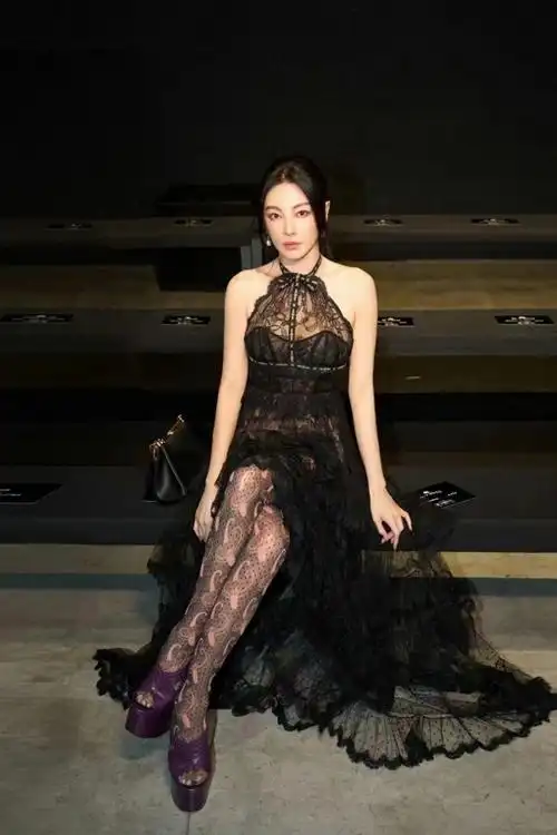 张雨绮穿黑色透视长裙性感撩人,身姿婀娜眼神妩媚