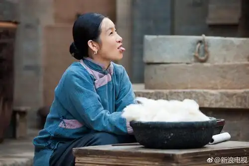 《红高粱》里端庄的举止和寡淡的眼神,@秦海璐 将封建教条下束缚的