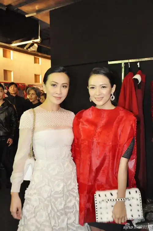 章子怡刘嘉玲助阵valentino红白玫瑰娇艳欲滴