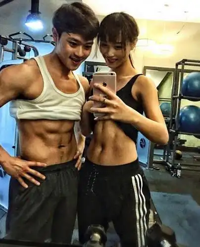 蓝盈莹曹骏超恩爱大秀情侣款马甲线