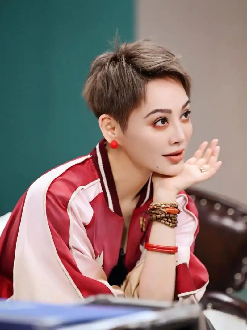 宁静的短发造型已持续有些年头了,还是很适合她的,显年轻又干炼,还让