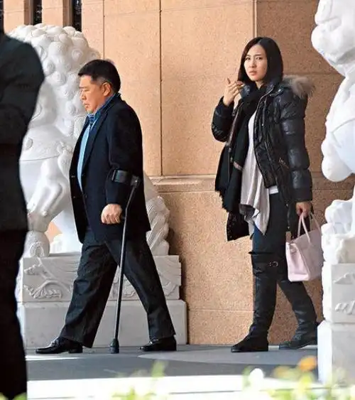 黎姿和老公甜蜜同框,说从不会歧视残疾人!