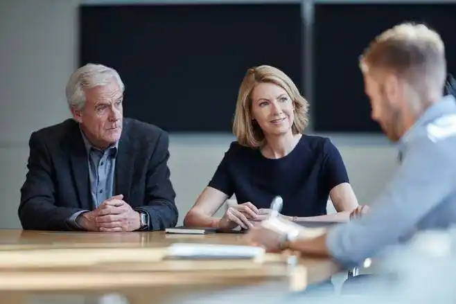 businesspeopletalkinginmeeting