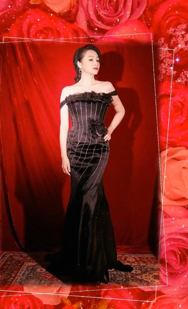 穿着黑色晚礼服的曹颖感觉整个人的状态又回归到了年轻的时候,穿着