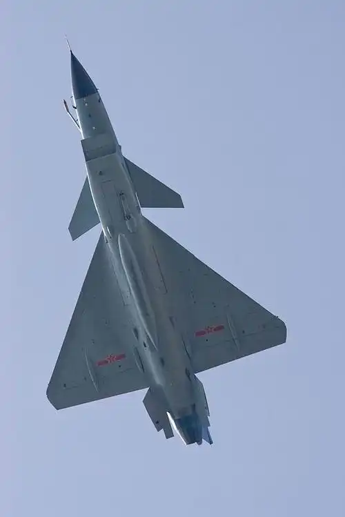 大 中 小 首页 图片 中国  歼-10战机准备降落. (摄影 鼎盛王朝 小峰)