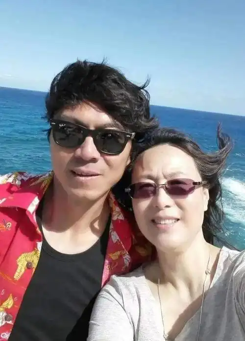 世界冠军江嘉良:巅峰时退役娶百花影后为妻,相爱数十年无绯闻