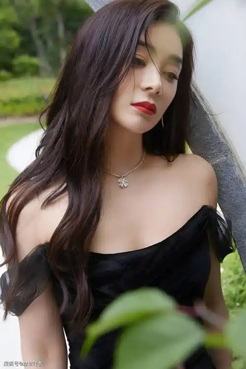 她身穿的黑色一字肩礼服裙让人联想到红毯上的明星,充满了高贵和优雅