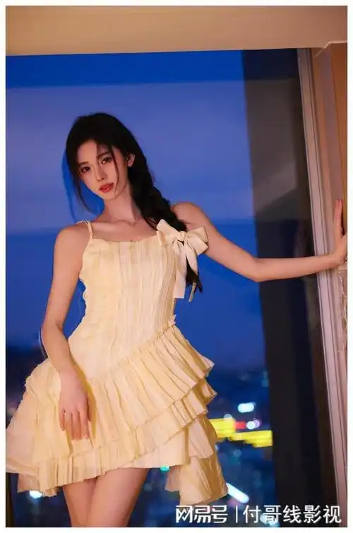 鞠婧祎吊带黄裙随拍清新浪漫纯欲风拉满