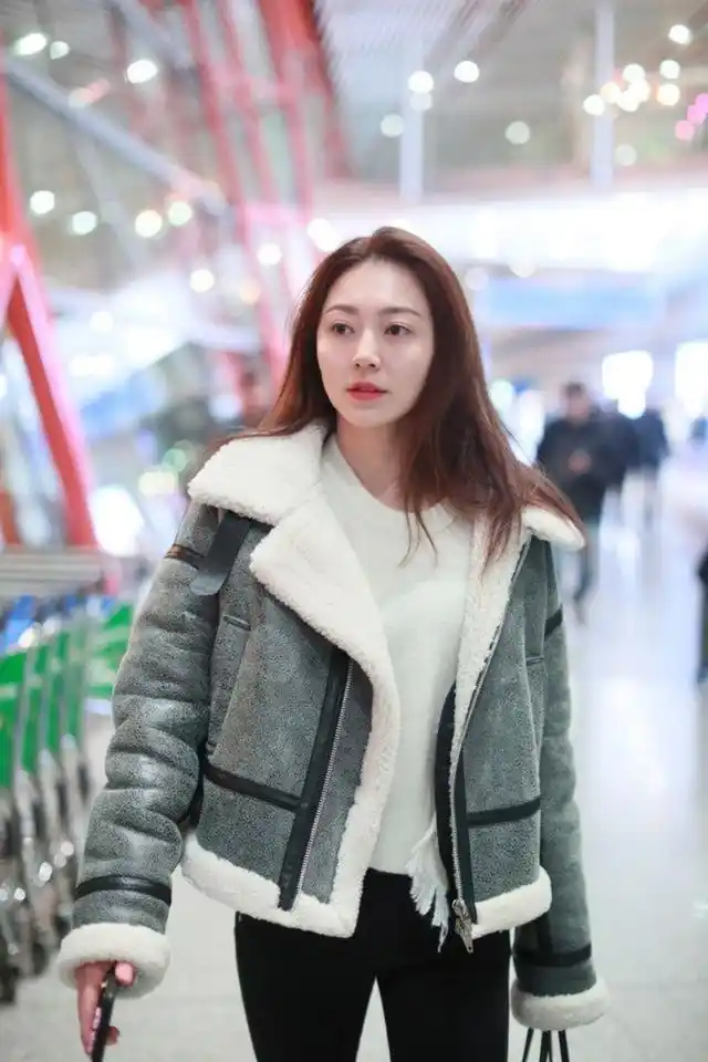 黄梦莹顶奶油肌走机场身材三七分腿比老板杨幂还长