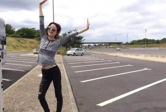 鲁豫是很具代表性的一位,特别是纤细的大腿,在节目中又喜欢跷二郎腿