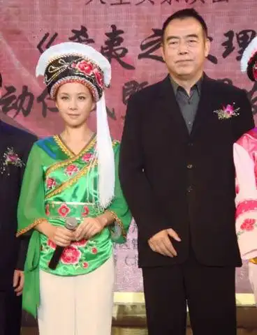 何琳和陈凯歌合影