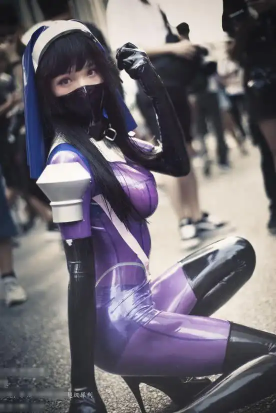漫展的四位皮衣小姐姐,其中最穷的一个都穿塑料袋了!