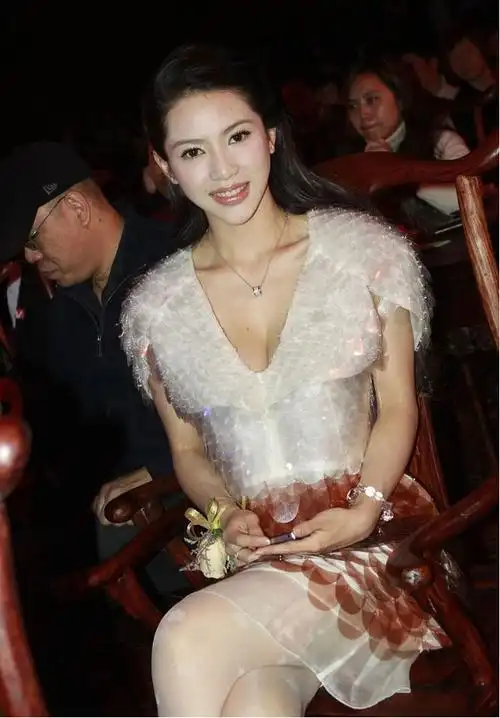 林峰的前女友之一潘霜霜身材比例好似立体芭比感觉挺美