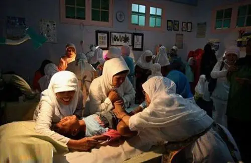 揭秘非洲少女阴蒂割礼全过程(9)