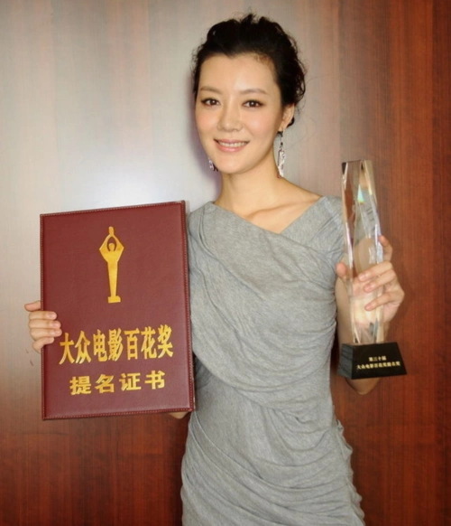 演员车晓晒私下生活烈日下去田地里摘菜鞋子沾满泥巴