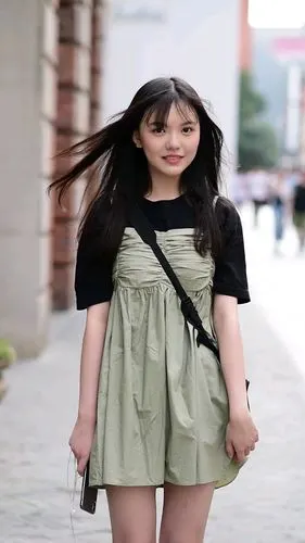 街头偶遇15岁小姐姐身高169cm,不知道又是哪个男孩子的青春?