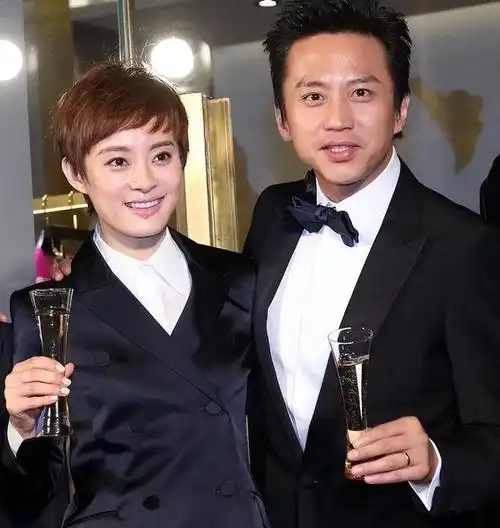 2005年孙俪与邓超在拍摄电视剧《幸福像花儿一样》时因戏生情.