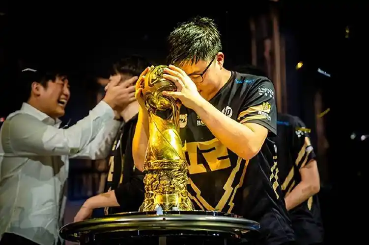 lol:lpl斩获四次msi冠军,成全球msi冠军最多的赛区_rng夺冠_决赛_战队