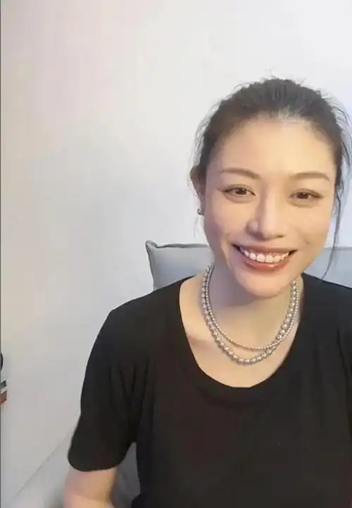 葛荟婕说汪峰离婚心情好道出女儿小苹果近况表示不怪子怡姐姐