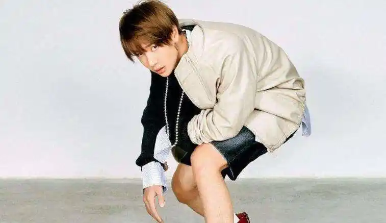 王一博手长脚长长得帅,随便做做动作身姿飘逸,美感十足