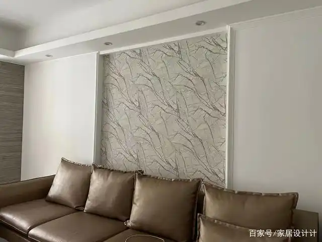 而且充分利用了墙面的空间放下一个冰箱,餐边柜也是成品组合柜的设计