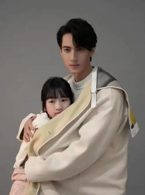 吴尊一家三口登上时尚杂志吴欣怡越来越美max英气十足