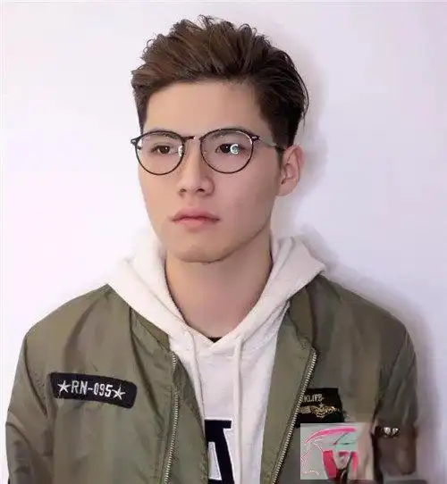 咖啡色头发油头是男生必备的经典男士发型,咖啡色色彩的纯度,很好的