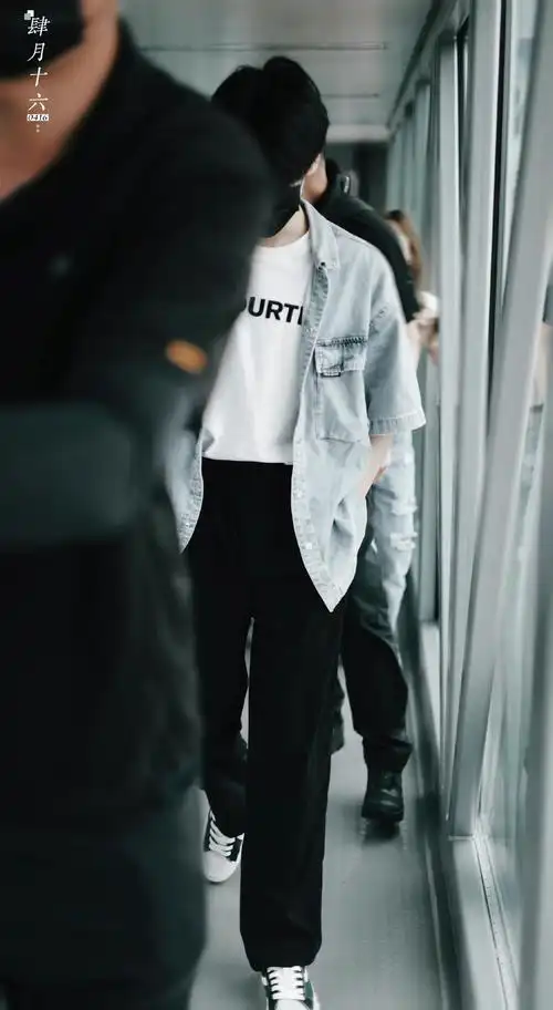 张真源今日机场饭拍牛仔外套白t恤少年感十足