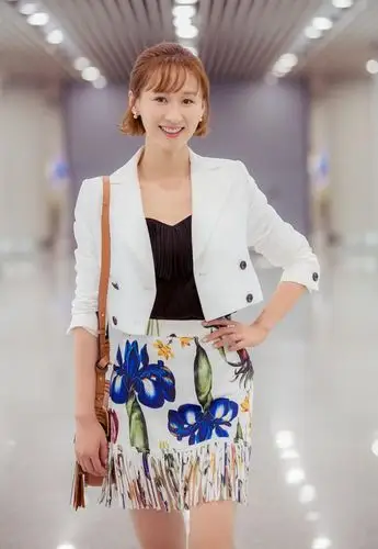 练束梅身穿白色小西装,搭配性感a字裙,眼眸清澈纯净,治愈系甜美笑容