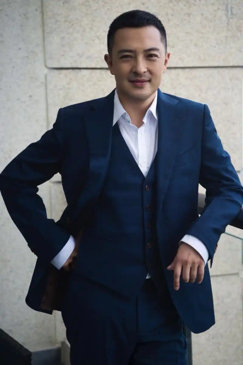 近日,实力演员富大龙曝光了一组时尚西装写真.