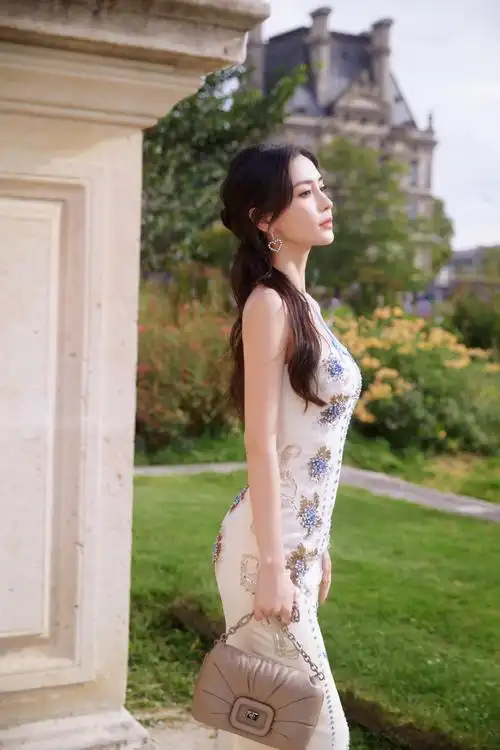 #angelababy湛蓝雀鸟新中式礼裙##angelababy新中式礼服现身巴黎#