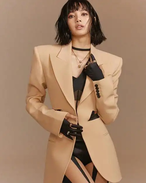 图片大全 明星写真 lisa vogue杂志封面写真图片5/8 一键举报图片简介