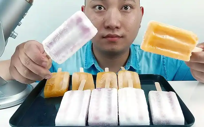 吃冰工厂冰片蜜桃棒冰与清爽蓝莓棒冰,听脆脆沙沙的声音!