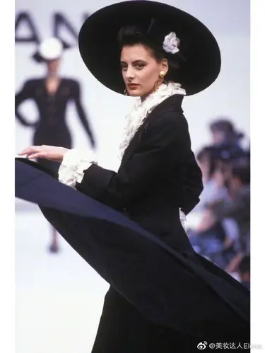 chanel秀场上的小黑裙经典永存每一帧都是一幅画每一回眸皆是