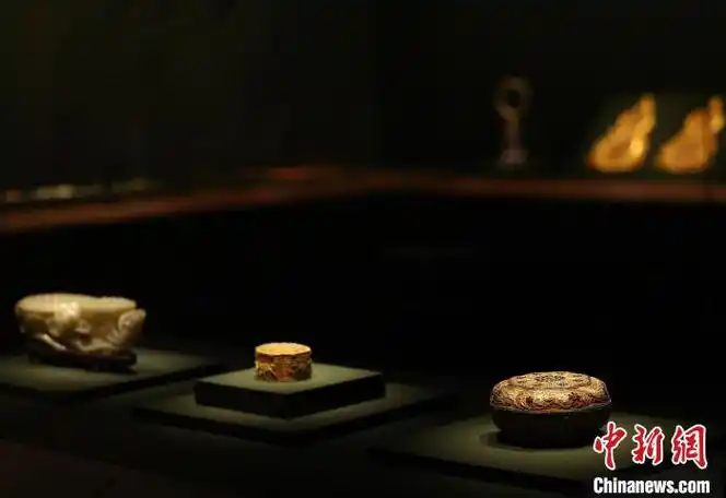 恭王府博物馆供图展览共分五个单元:在"天伦"中,有清宫少儿服装,鞋帽