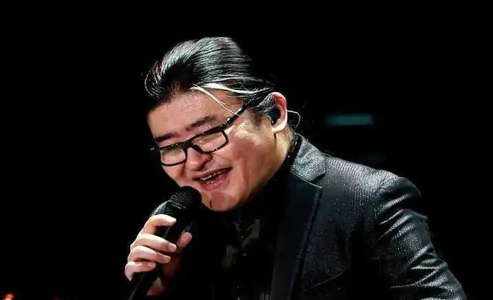 原创有钱有名又怎样58岁刘欢机场照头发花白状态差一番话引人深思