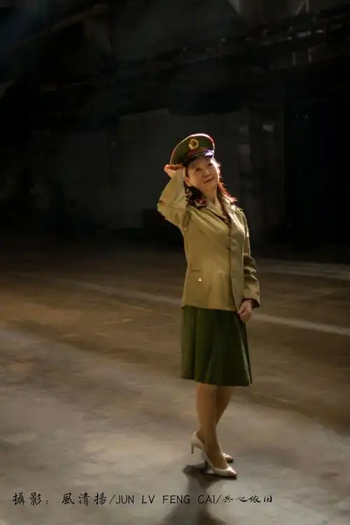 摄影师您用一束光折射出八十年代我国女兵的军容军貌!