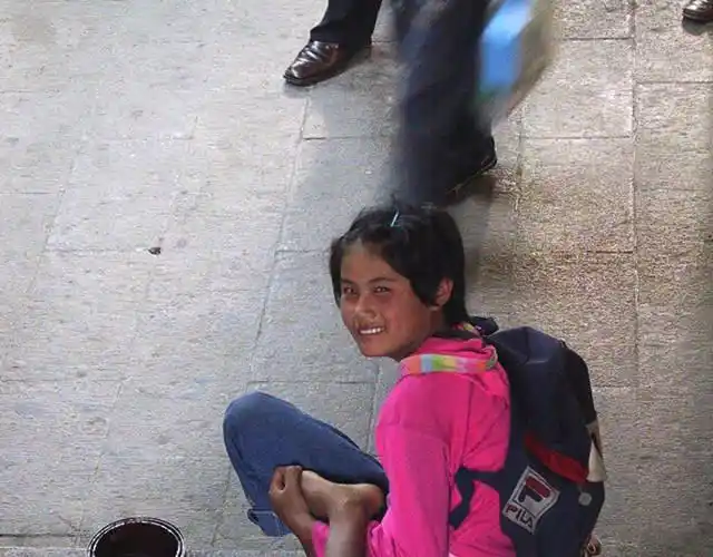 记者与一位小女孩交谈时,她透露出自己实际能站起来走路,但一条腿因小