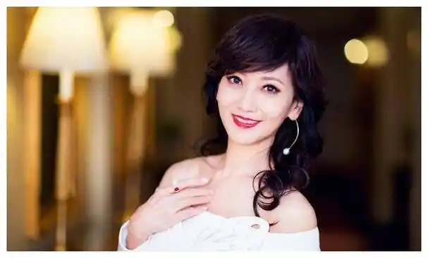 赵雅芝70岁与老公合影网友惊讶差距背后身份引猜测