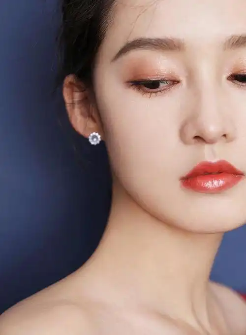 李沁的气质太甜美穿红色花瓣礼服温柔显白颜值高就是任性